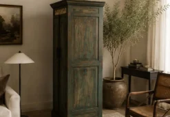 Cabinet en bois chinois ancien avec décorations florales peintes à la main