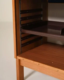 Cabinet en chêne avec portes tambour et étagères supérieures, années 1960.