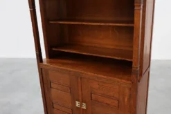 Cabinet en chêne de style Jugendstil avec section d'étagère ouverte, Pays-Bas vers 1900