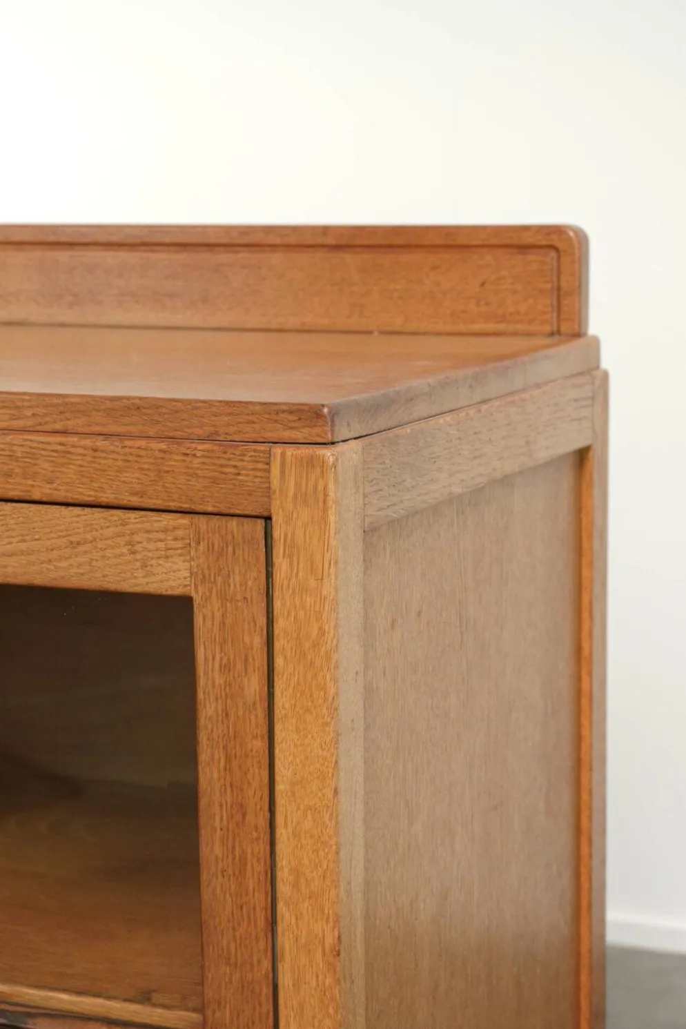 Cabinet en chêne néerlandais subtil de l'École d'Amsterdam / cabinet Art Déco avec portes en verre