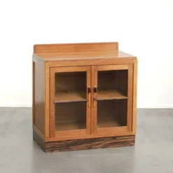 Cabinet en chêne néerlandais subtil de l'École d'Amsterdam / cabinet Art Déco avec portes en verre