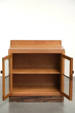 Cabinet en chêne néerlandais subtil de l'École d'Amsterdam / cabinet Art Déco avec portes en verre