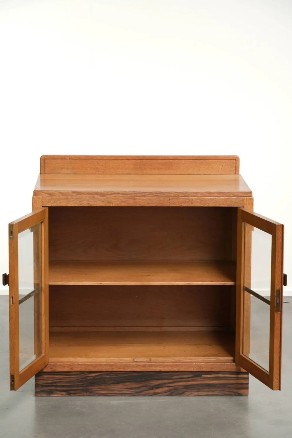 Cabinet en chêne néerlandais subtil de l'École d'Amsterdam / cabinet Art Déco avec portes en verre
