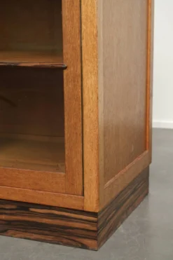 Cabinet en chêne néerlandais subtil de l'École d'Amsterdam / cabinet Art Déco avec portes en verre