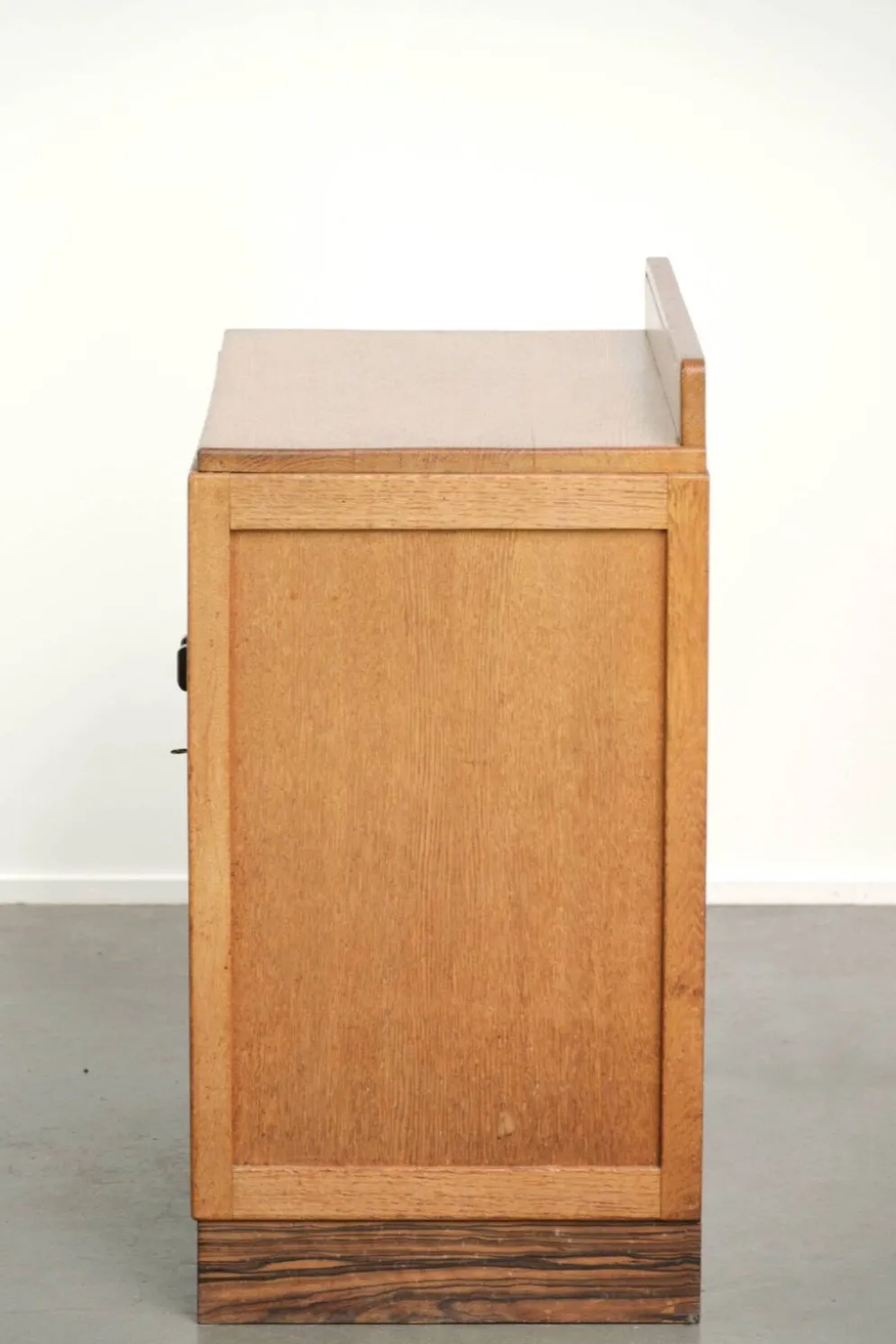 Cabinet en chêne néerlandais subtil de l'École d'Amsterdam / cabinet Art Déco avec portes en verre