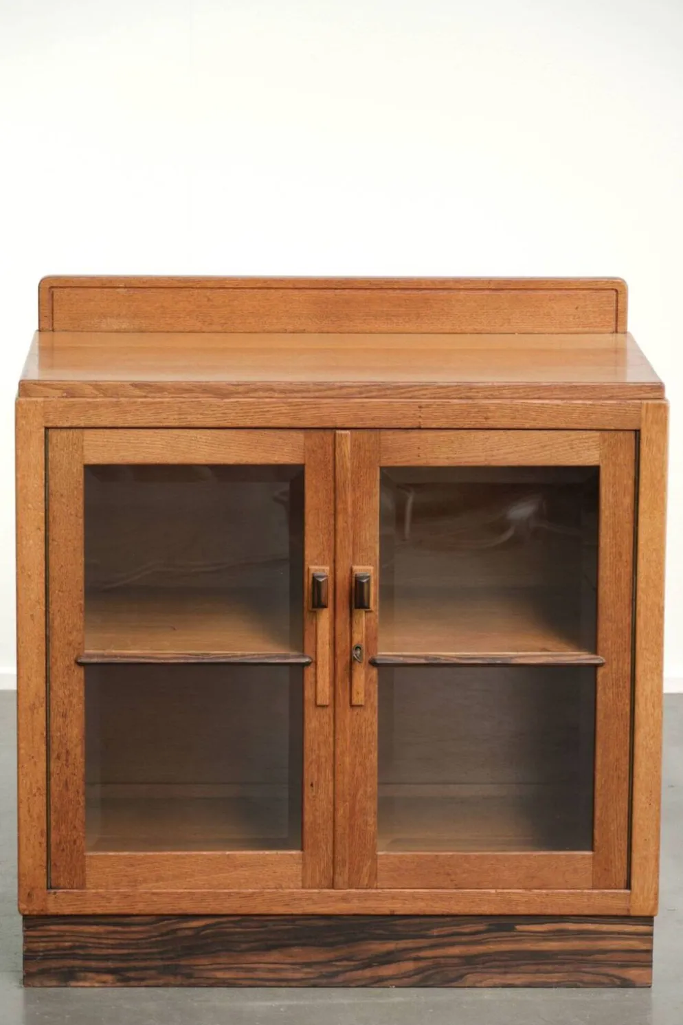 Cabinet en chêne néerlandais subtil de l'École d'Amsterdam / cabinet Art Déco avec portes en verre