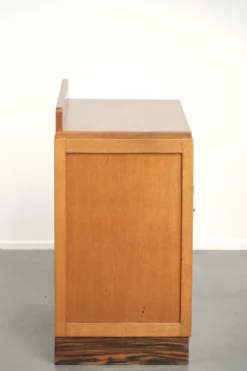 Cabinet en chêne néerlandais subtil de l'École d'Amsterdam / cabinet Art Déco avec portes en verre