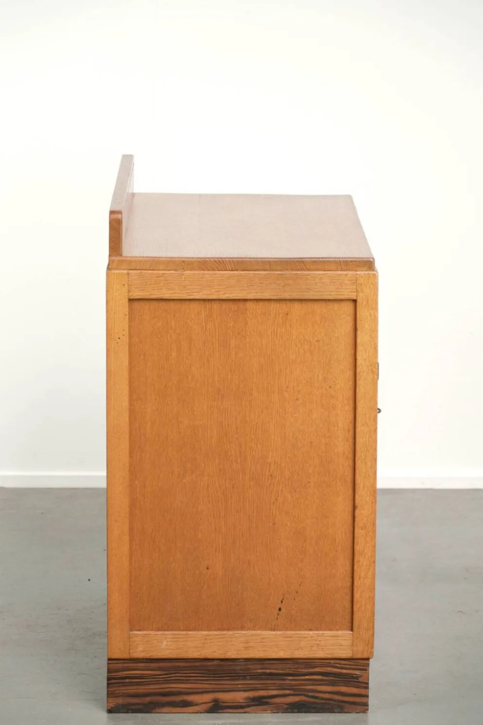Cabinet en chêne néerlandais subtil de l'École d'Amsterdam / cabinet Art Déco avec portes en verre