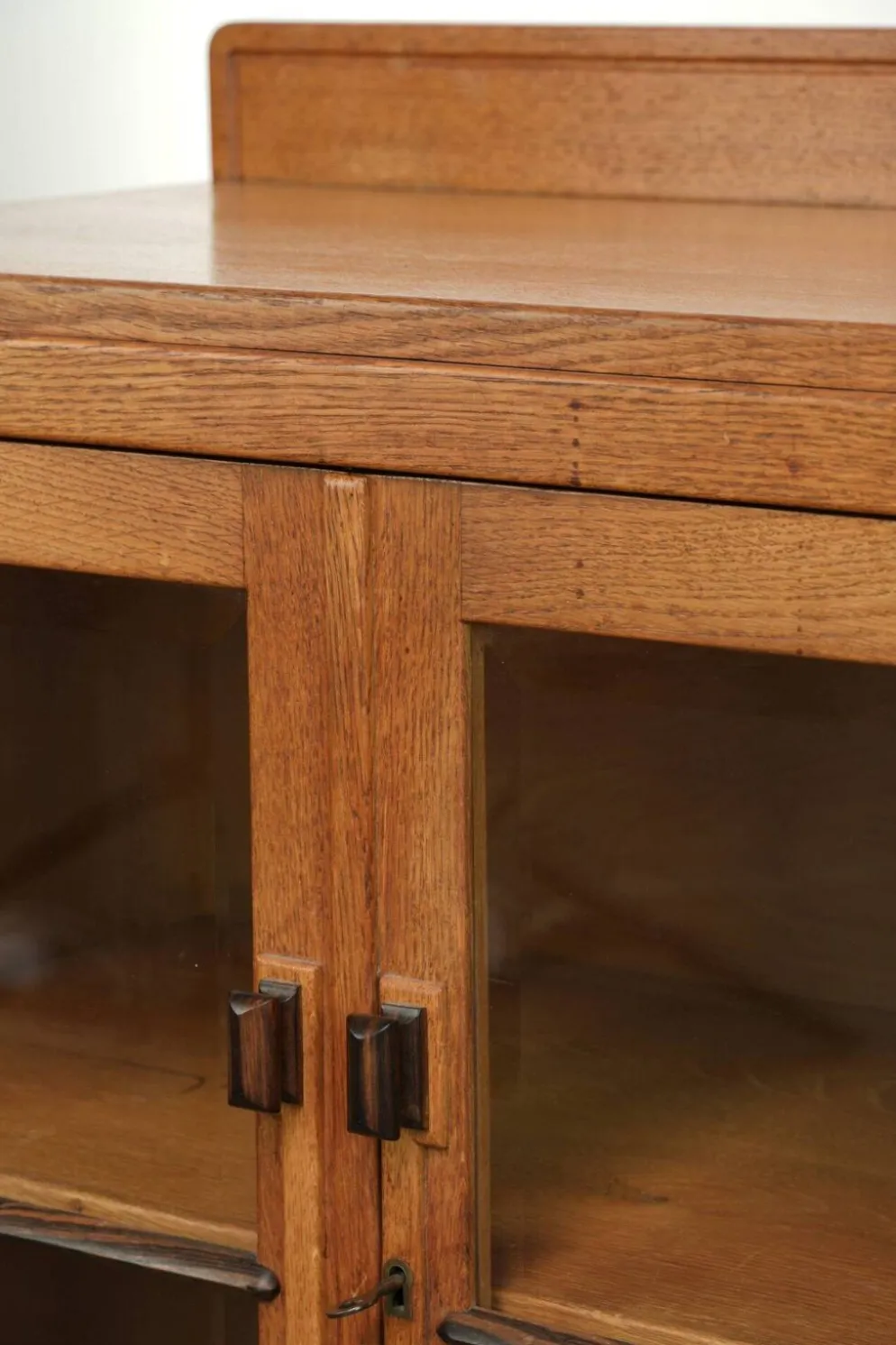 Cabinet en chêne néerlandais subtil de l'École d'Amsterdam / cabinet Art Déco avec portes en verre