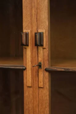 Cabinet en chêne néerlandais subtil de l'École d'Amsterdam / cabinet Art Déco avec portes en verre