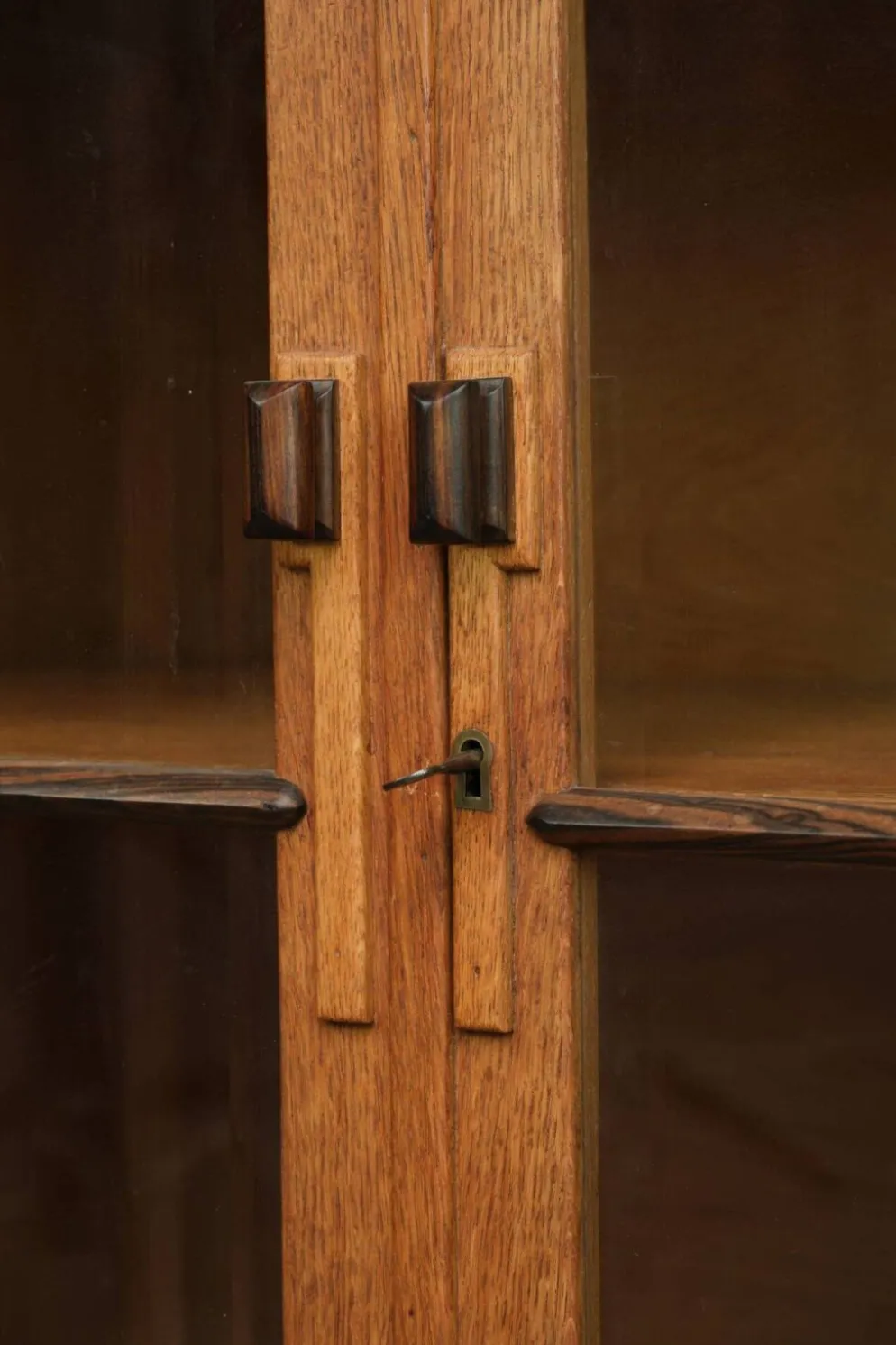 Cabinet en chêne néerlandais subtil de l'École d'Amsterdam / cabinet Art Déco avec portes en verre