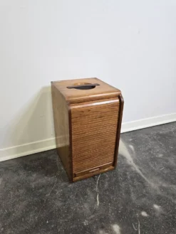 Cabinet en chêne à tambour industriel des années 30, forme portable
