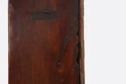 Cabinet en châtaignier populaire français du XVIIe siècle avec un dessus en pignon