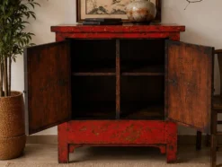 Cabinet en laque rouge chinois antique avec décorations peintes à la main
