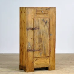 Cabinet en pin, vers 1920