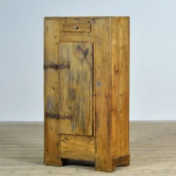 Cabinet en pin, vers 1920