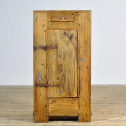 Cabinet en pin, vers 1920
