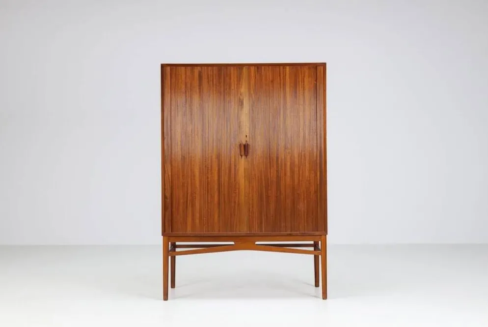Cabinet haut danois en teck avec portes tambour Danemark 1960