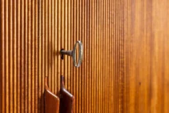 Cabinet haut danois en teck avec portes tambour Danemark 1960