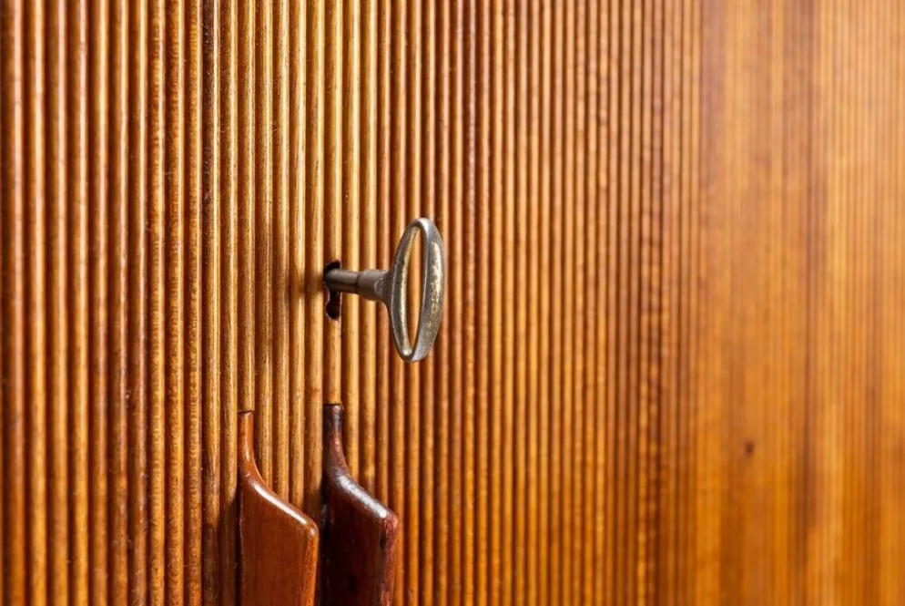 Cabinet haut danois en teck avec portes tambour Danemark 1960