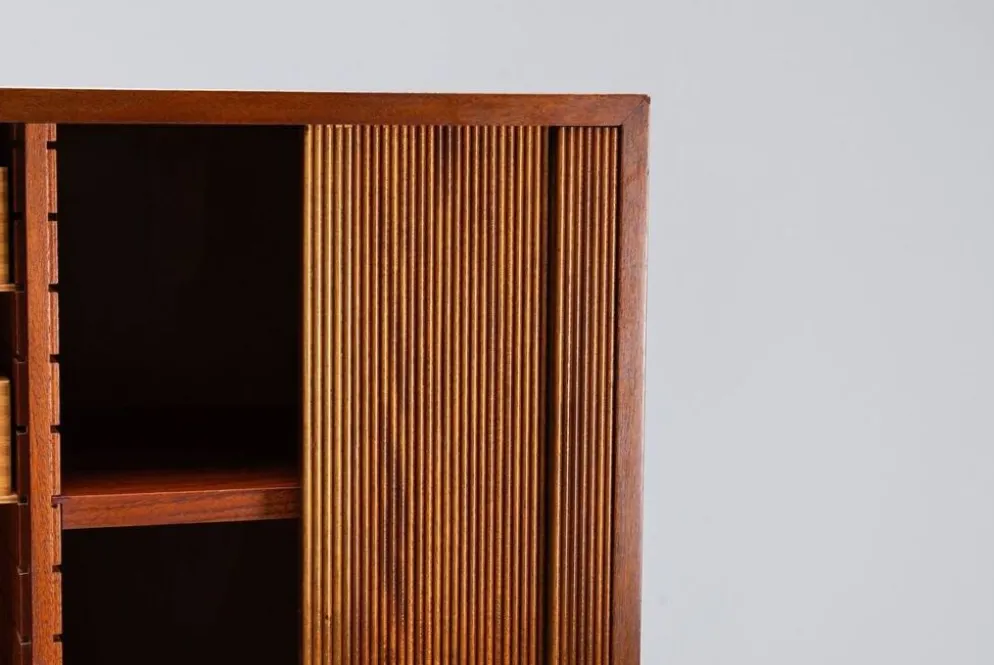 Cabinet haut danois en teck avec portes tambour Danemark 1960