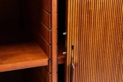 Cabinet haut danois en teck avec portes tambour Danemark 1960
