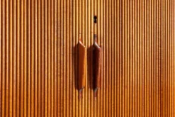 Cabinet haut danois en teck avec portes tambour Danemark 1960