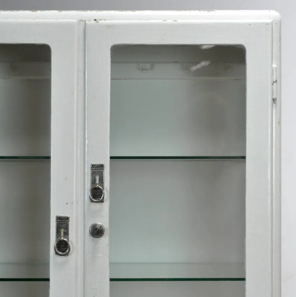Cabinet médical en bois, vers 1950