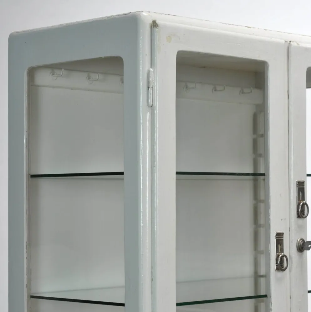 Cabinet médical en bois, vers 1950