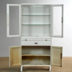 Cabinet médical en bois, vers 1950