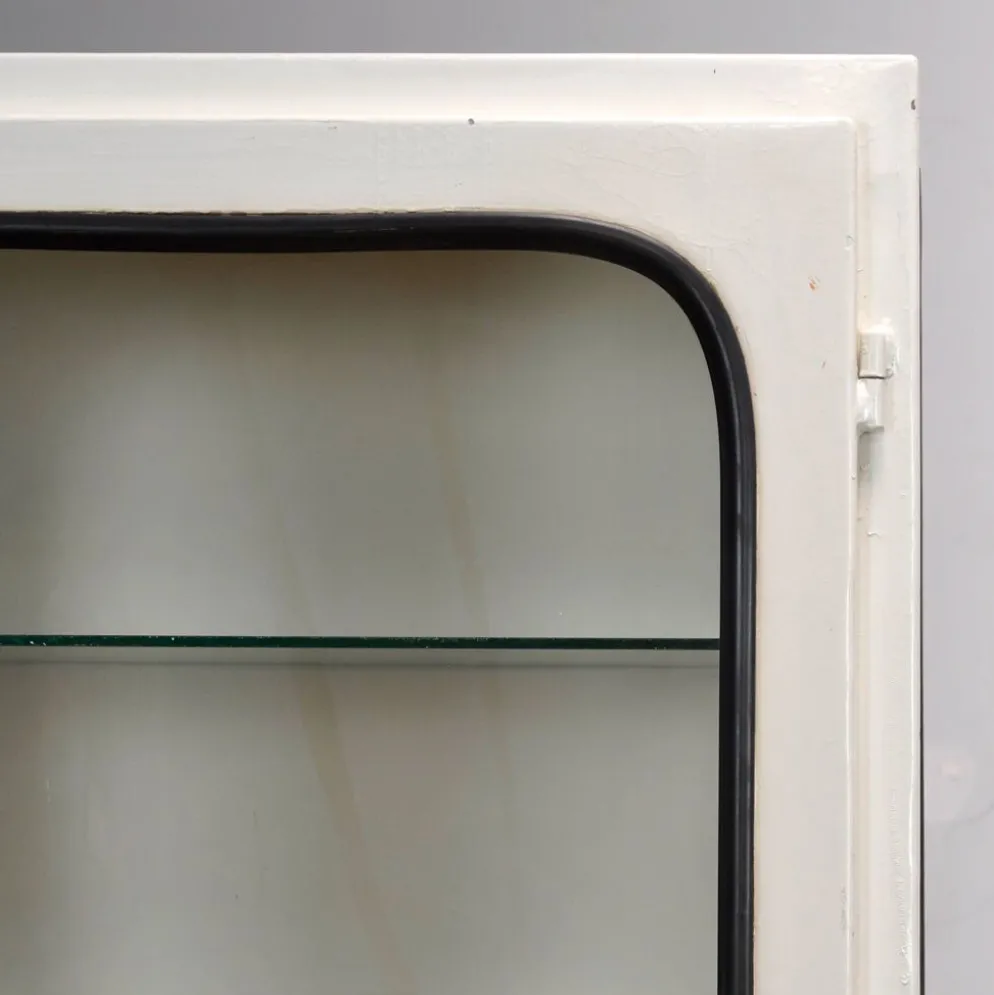 Cabinet médical vintage, années 1970
