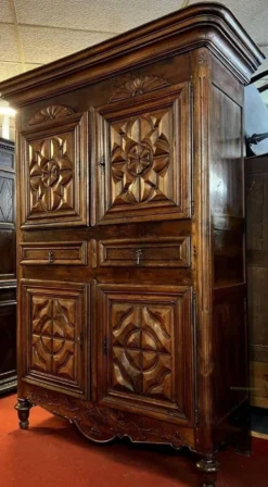 Cabinet quatre volets époque XVIIIe en noyer massif