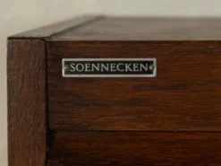 Cabinet tambour des années 1950, en placage de chêne teinté foncé.