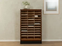Cabinet tambour des années 1950, en placage de chêne teinté foncé.