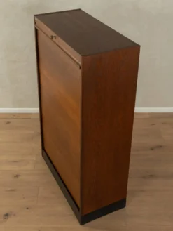Cabinet tambour des années 1950, en placage de chêne teinté foncé.