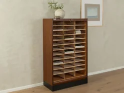 Cabinet tambour des années 1950, en placage de chêne teinté foncé.