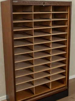 Cabinet tambour des années 1950, en placage de chêne teinté foncé.