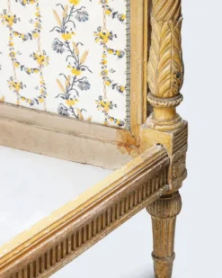 Cadre de lit de jour sculpté et peint de style Louis XVI du XIXe siècle