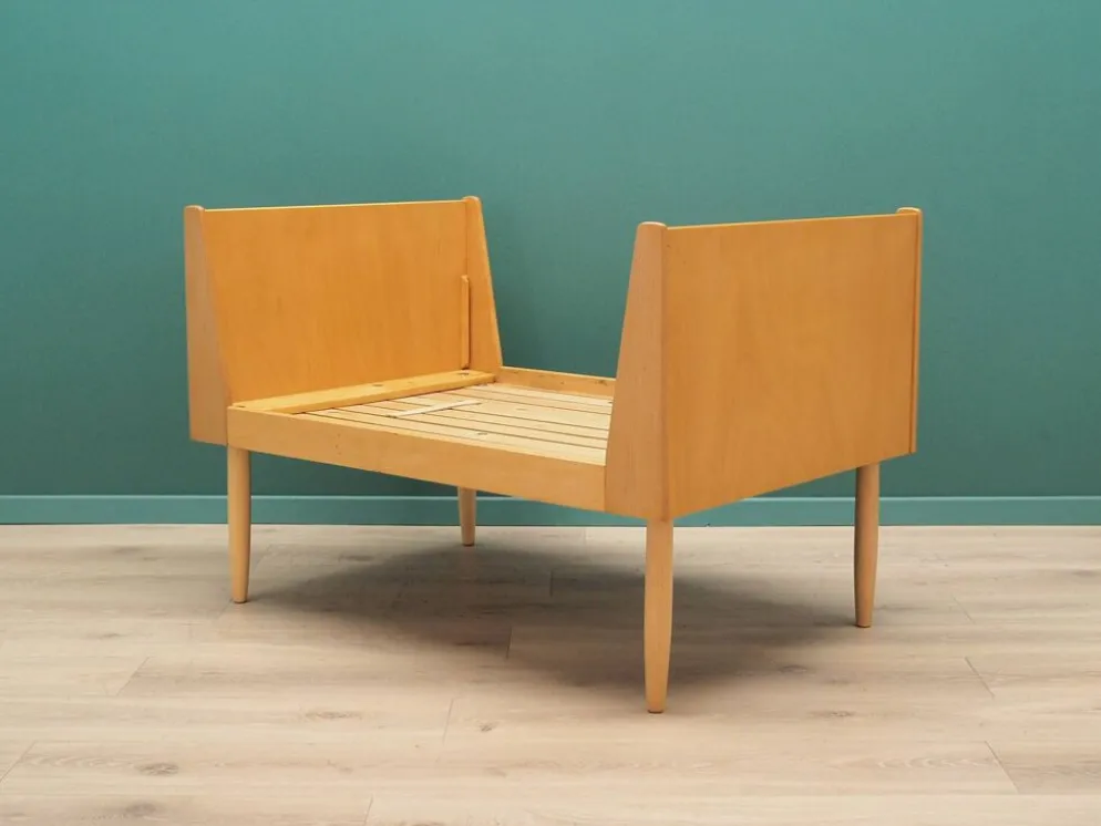 Cadre de lit en frêne, design danois, années 1960, production : Danemark