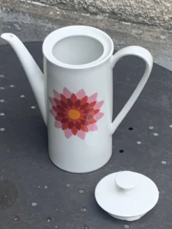 Cafetiere en porcelaine blanche Arzberg Germany, numérotée, motif design
