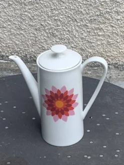 Cafetiere en porcelaine blanche Arzberg Germany, numérotée, motif design