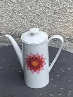 Cafetiere en porcelaine blanche Arzberg Germany, numérotée, motif design