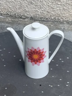Cafetiere en porcelaine blanche Arzberg Germany, numérotée, motif design