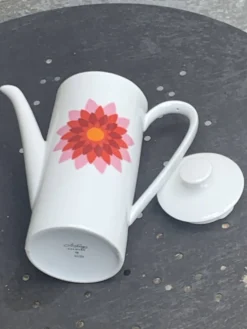 Cafetiere en porcelaine blanche Arzberg Germany, numérotée, motif design