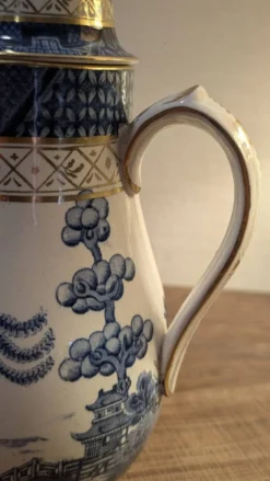 Cafetière ancienne en faience fine anglaise