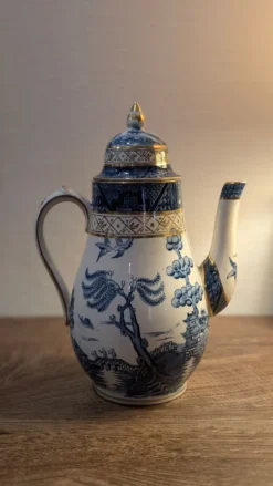Cafetière ancienne en faience fine anglaise