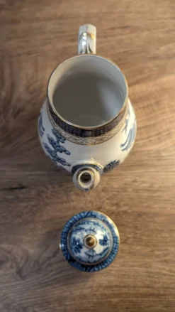 Cafetière ancienne en faience fine anglaise
