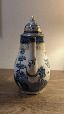Cafetière ancienne en faience fine anglaise