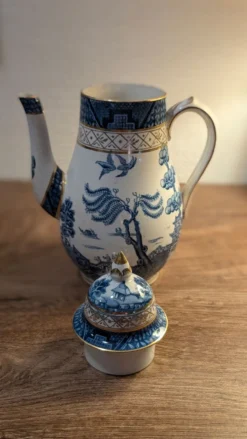 Cafetière ancienne en faience fine anglaise