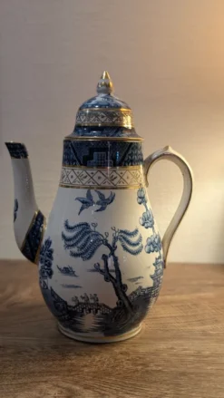 Cafetière ancienne en faience fine anglaise